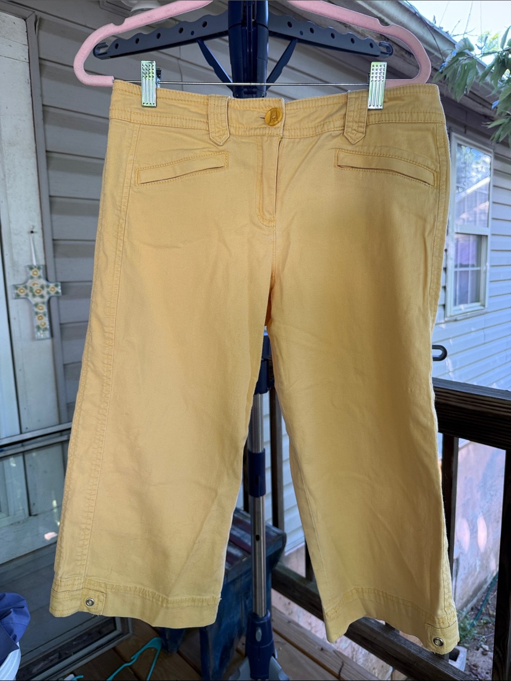 Larry Levine women’s size 4 26.5” long Yellow Cropped Pants